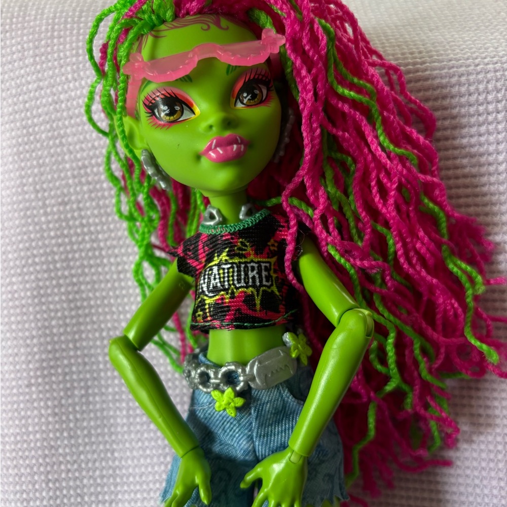 Monster High Venus McFlytrap Fashion Doll with shoes glasses earrings clothes